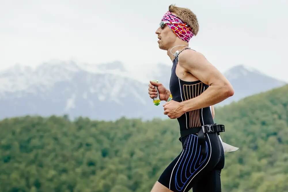 A runner holding a energy gel